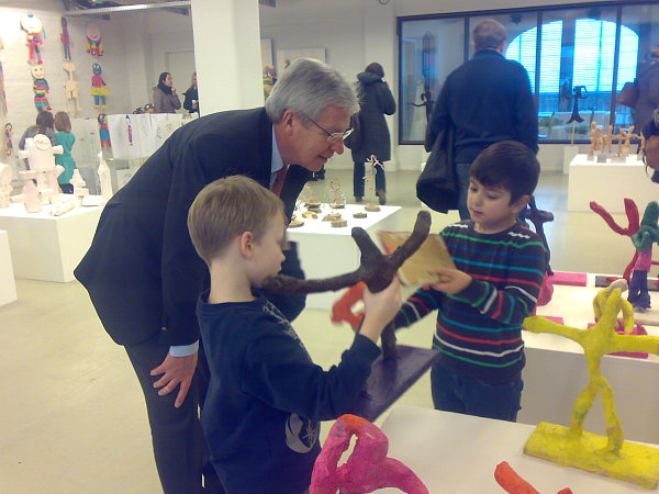  Kilian und Dogukan erklären dem Bürgermeister Herrn Böhrnsen ganz genau, wie sie ihre Figuren hergestellt haben.